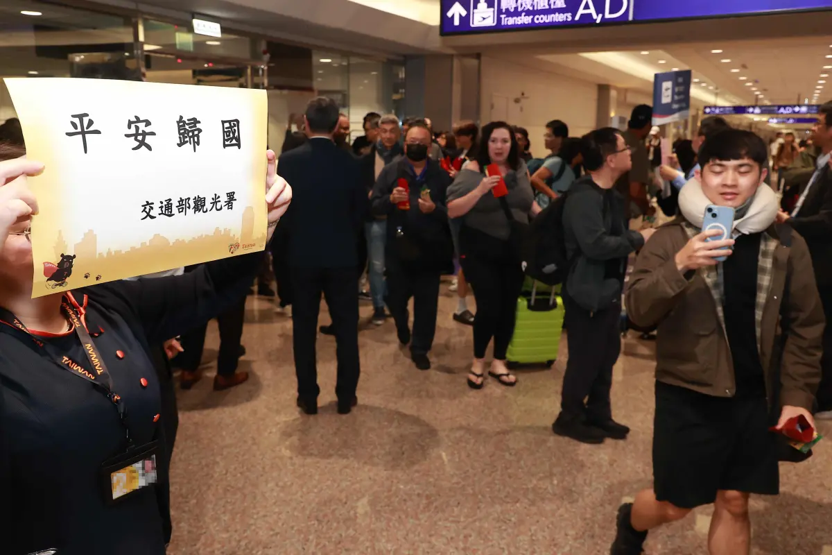▲交通部觀光署派員接機，並致贈象徵平安祝福的平安酥，祝福旅客一路平安返家。（圖／交通部觀光署提供）