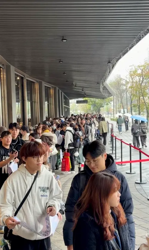 ▲《宇宙啦啦隊》MC銀赫看到製作人B2拍攝的現場盛況照片後驚呼「太瘋狂了！」，對粉絲的熱情既驚訝又感動，也期待未來能與大家有更多互動。（圖／緯來提供）