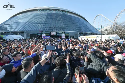 ▲中華隊領隊蔡其昌被大批球迷包圍，宛如明星現身般轟動。（圖／CPBL 中華職棒臉書）