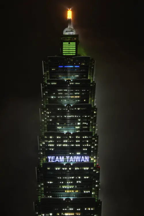 ▲TEAM TAIWAN登上台北101，照亮信義區的夜空。（圖／記者朱永強攝）