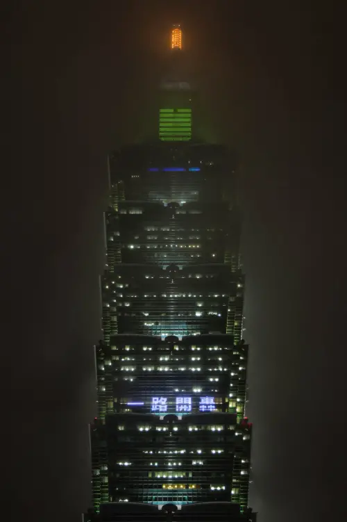 ▲台北101點燈，盼中華隊對決澳洲時打線能一路開轟。（圖／記者朱永強攝）