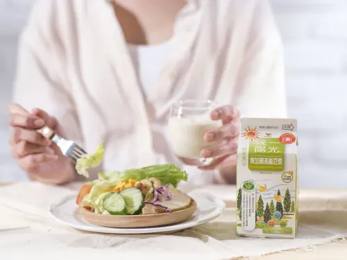 ▲飲控不等於挨餓，先喝再吃，於餐前透過統一陽光高纖豆漿補充高纖與蛋白質，是更聰明的選擇。