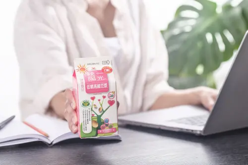 ▲工作忙碌時，可先喝一瓶統一陽光高纖豆漿，透過高纖帶來飽足感，避免忙完之後因過度飢餓而吃下過量食物。