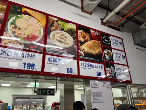 ▲記者直擊好市多熟食區，這款定價99元的「韓式辣炒年糕 & 紫菜捲」組合，在官方菜單上看起來極具吸引力，卻成為近期討論度最高的「雷品」。（圖／記者徐銘穗攝）