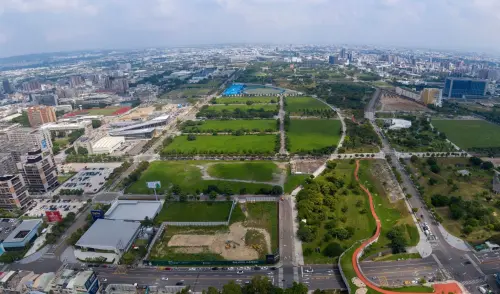 ▲基地現況空拍圖曝光，這片目前空曠綠地正是未來「台中超巨蛋」BOT案的預定基地，周邊高樓林立。（圖／台中市政府提供）
