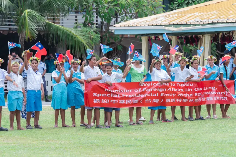 ▲外交部長林佳龍抵達太平洋友邦吐瓦魯,受到當地熱烈歡迎。(圖/林佳龍臉書)