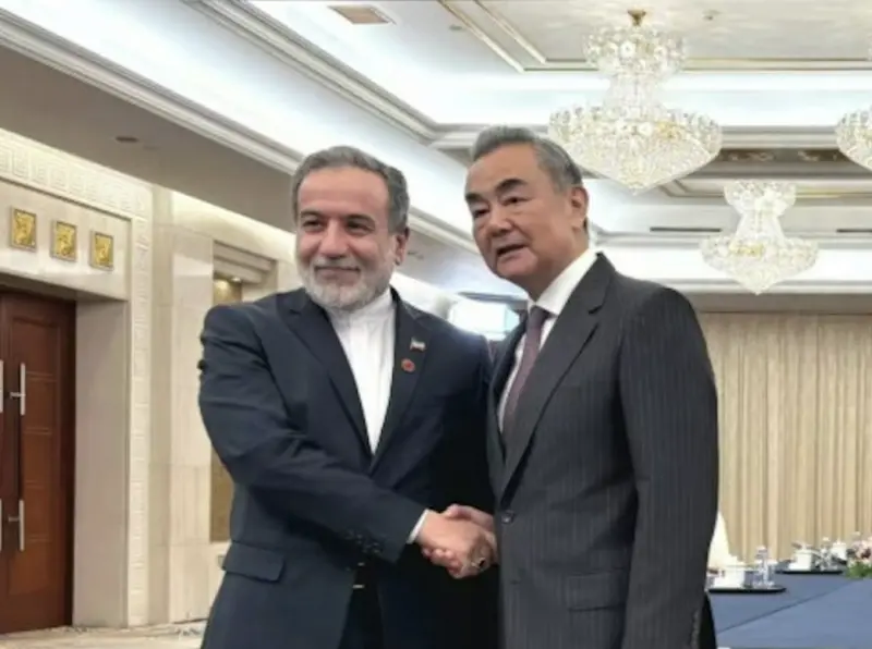 ▲美以聯手空襲伊朗後，中國僅呼籲各方停火，未表態支持伊朗防衛，外界分析中伊關係遠比想像中更不對等。（圖／翻攝自聯合早報）