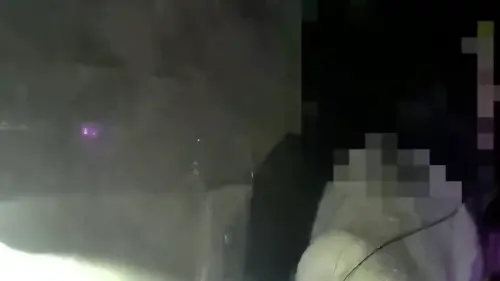 ▲女子喝得醉醺醺不斷搖晃，在員警耐心勸說下突發飆用腳踹對方。（圖／警方提供）