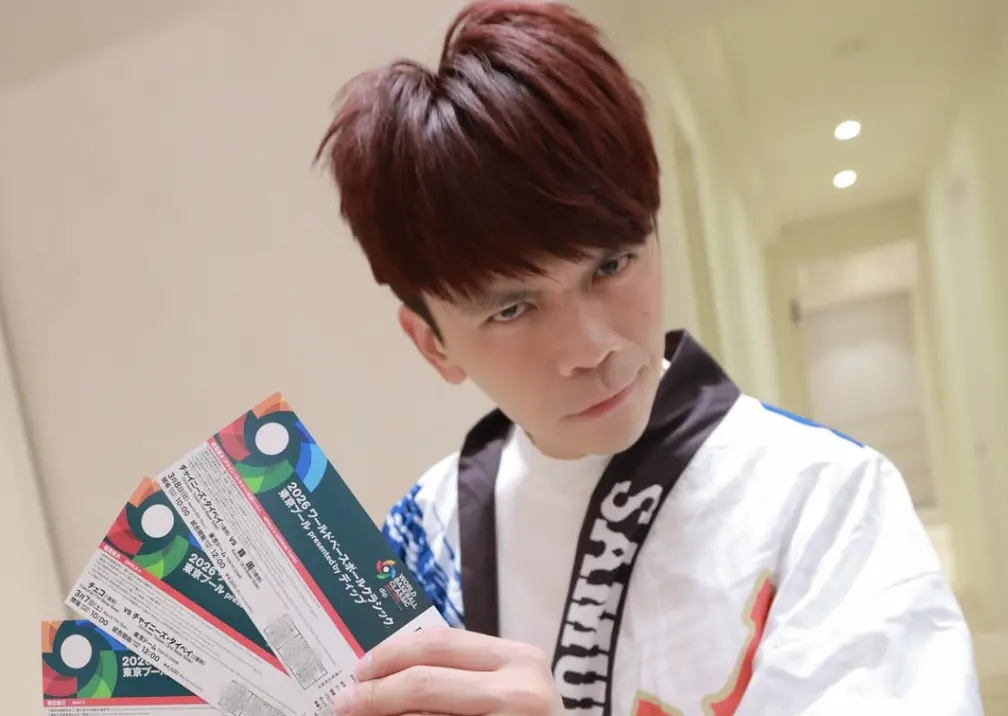 ▲蔡阿嘎到日本東京朝聖經典賽，在場外被台灣人包圍，讓他忍不住笑喊，「是東京不是東區欸」可見台灣球迷的熱情。（圖／翻攝自IG@yga0721）