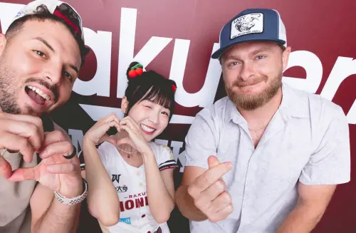 ▲籃籃（中）在球場上與波賽樂（右）成為好友。（圖／樂天桃猿提供）