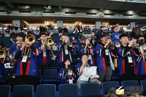 ▲大批台灣球迷湧入東京巨蛋熱情應援，〈台灣尚勇〉歌聲響徹東京巨蛋。（圖／記者葉政勳攝）