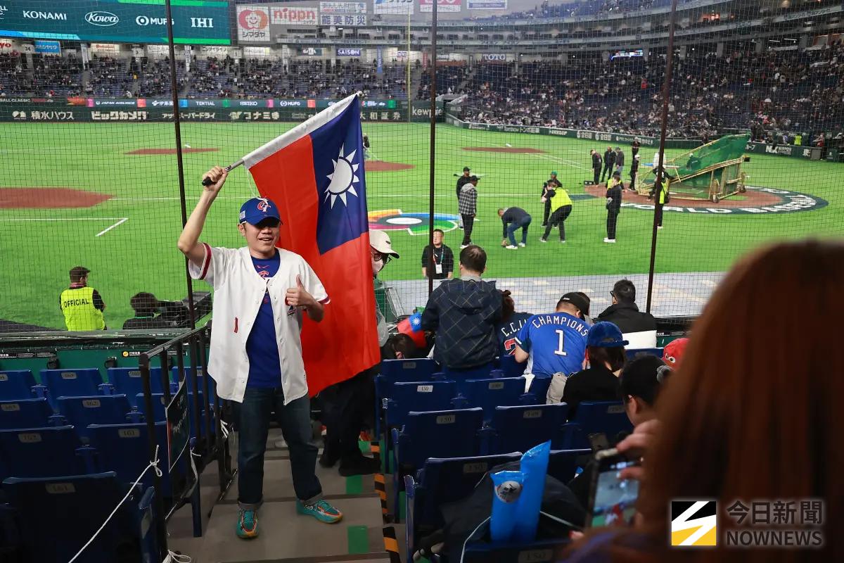 ▲2026年世界棒球經典賽C組預賽，今（6）日中華隊對上日本隊，雖然日本是主場隊，但台灣球迷湧入東京巨蛋熱情應援，整齊且高聲量的加油方式，幾乎震動整座球場，讓日本網友相當震撼。（圖／記者葉政勳攝）