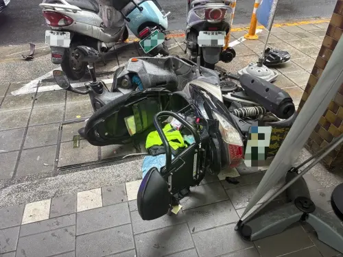 8旬翁騎一半突失控！暴衝翹孤輪「連撞一排機車」噴飛重摔急送醫