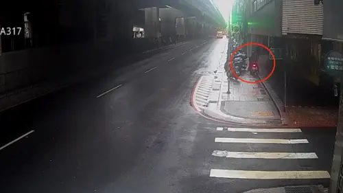 ▲龔翁稱因油門卡住導致機車失控暴衝，更造成其連人帶車噴飛倒地送醫。（圖／警方提供）