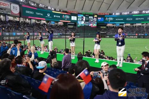 ▲WBC經典賽中華隊出場比賽吸引大批台灣球迷買票進東京巨蛋應援，應援團將台灣應援方式原汁原味帶到東京巨蛋為中華隊加油。（圖／記者葉政勳攝 ,2026.03.05）