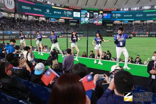 ▲台灣球迷活生生把東京巨蛋變成台北大巨蛋，連台灣啦啦隊都專程到日本場內帶動節奏。（圖／記者葉政勳攝）