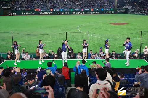 ▲為了成為中華隊的最佳後盾，台灣運彩「CT Amaze」應援團遠赴日本，透過人聲與樂器演奏結合，把台灣獨有的舞蹈、口號與應援曲帶上國際舞台。（圖／記者葉政勳攝影）