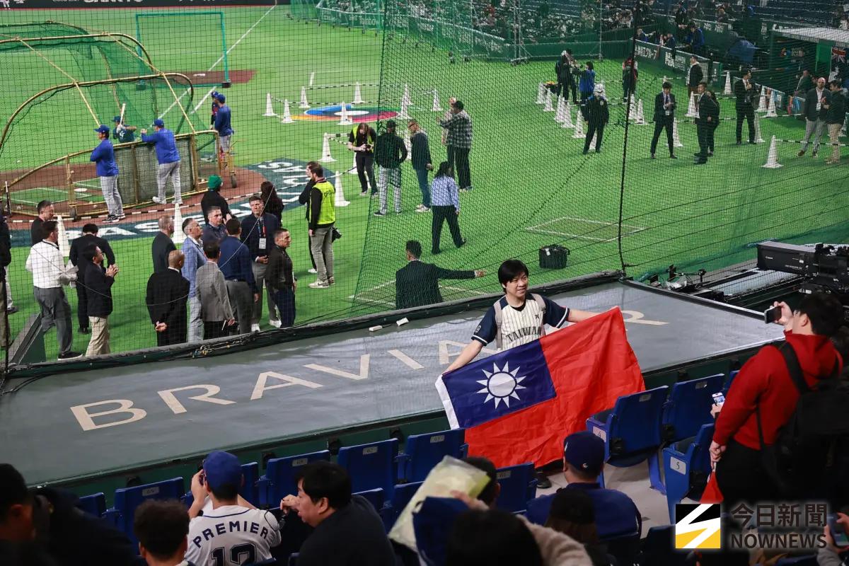 ▲中華隊今日在東京巨蛋挑戰改寫歷史！雖然過去在經典賽海外巨蛋合計僅 1 勝 9 敗，但今日適逢海外奪勝 20 週年，全台球迷集氣盼徐若熙能一舉粉碎魔咒。（圖／記者葉政勳攝 2026,03,05）