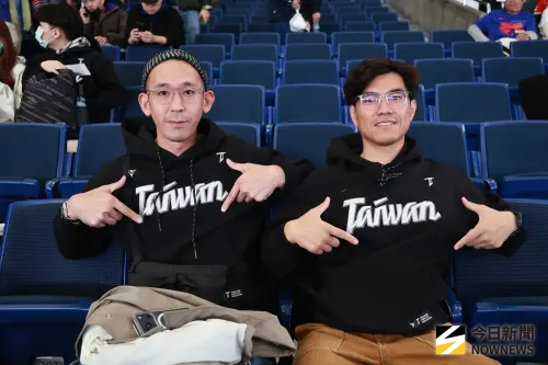 ▲不少民眾穿上 Team Taiwan 應援服衝往投注站支持中華隊，這股「螞蟻雄兵」的力量讓首場投注額較過往翻倍成長，賠率更從 90 倍一路下修至 50 倍。（圖／記者葉政勳攝 2026,03,05）