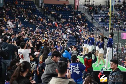 ▲WBC經典賽中華隊出場比賽吸引大批台灣球迷買票進東京巨蛋應援，應援團將台灣應援方式原汁原味帶到東京巨蛋為中華隊加油。（圖／記者葉政勳攝 ,2026.03.05）