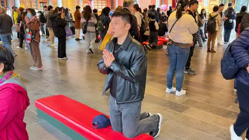 經典賽來了！李洋為中華隊應援　到行天宮跪地拜拜祈福：健康完賽