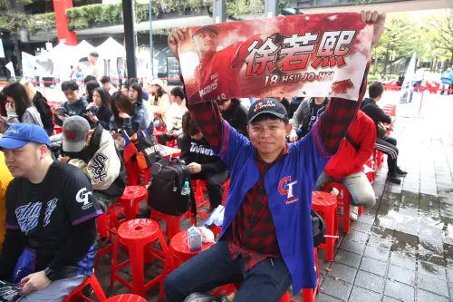 ▲經典賽直播派對已經湧入不少球迷。（圖／記者邱曾其攝）