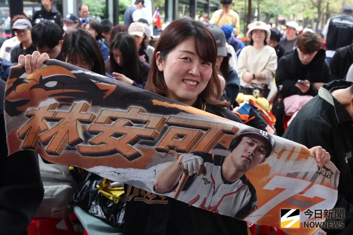 ▲《NOWNEWS今日新聞》記者前往信義香堤廣場「WBC戶外直播派對」，已有約百名民眾齊聚現場。一名來自日本的球迷表示自己支持中華隊多年，更向林安可告白：「我想看你的全壘打。」（圖／記者朱永強攝）