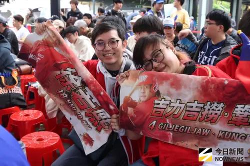 ▲中華隊即將進行首戰，一早許多台灣球迷齊聚信義區，有球迷更特別請假來直播派對現場應援。（圖／記者朱永強攝）