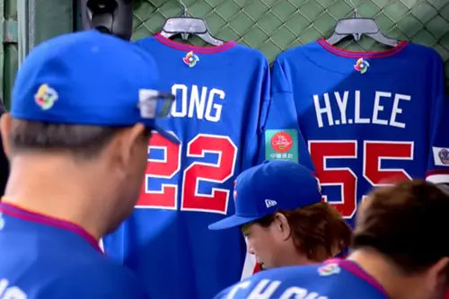 ▲雖然陣中大將李灝宇在開打當天因傷無奈退賽，但中華隊休息室依然高掛著他的球衣。這不僅象徵全隊「帶著他的份一起拚」的兄弟情誼，更展現了中華隊面對傷兵潮的不屈鬥志。（圖／翻攝自轉播畫面）