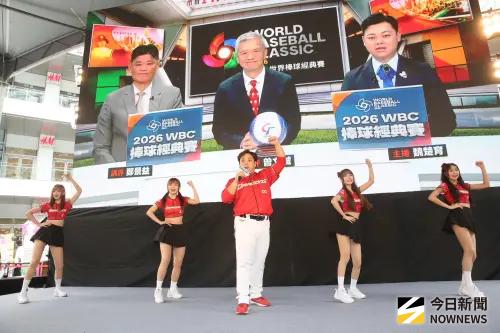 ▲信義香堤廣場「WBC戶外直播派對」現場熱血！主持人在台上教學應援口號，並高喊：「We are team Taiwan.」現場熱血沸騰。（圖／記者邱曾其攝）