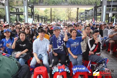 ▲許多民眾身穿球衣、揮舞國旗，替中華隊選手加油。（圖／記者邱曾其攝）