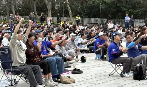▲隨著賽事越來越精采，在台中市府前廣場看直播的球迷，不時高聲歡呼喊加油。（圖／記者顏幸如攝，2026.03.05）