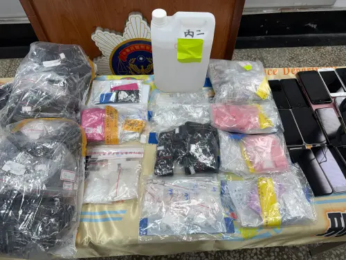 ▲警方當場扣二級毒品安非他命和依托咪酯煙油及煙彈100多顆，還有三級毒品愷他命、一粒眠和毒咖啡包，另外還查扣3部權利車、贓款24萬以及K盤等證物。（圖／高市刑大提供）