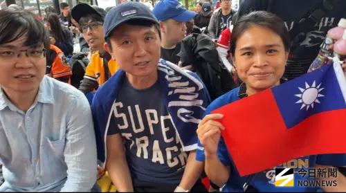 ▲球迷早上8點就搶頭香抵達，且4天都會到現場觀看賽事。（圖／記者朱永強攝）