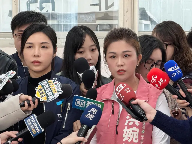    ▲北市議員洪婉臻陪同萬華區華江里長洪佳君（左）召開記者會，指控地方「資深前輩」對洪佳君性騷擾。（圖／翻攝自洪婉臻臉書）  