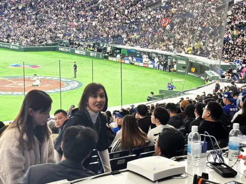 ▲民進黨立委邱議瑩也來到東京巨蛋應援，並比出「Team Taiwan」招牌手勢。（圖／記者路皓惟攝）