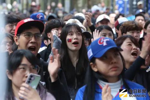 信義區秒變東京巨蛋！中華隊0:2落後現場緊張　球迷狂揮國旗加油