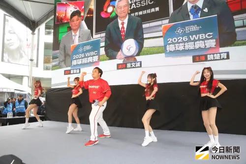 ▲味全龍啦啦隊「小龍女」今來到現場應援，全場齊喊應援口號，讓人彷彿置身日本東京巨蛋。（圖／記者邱曾其攝）