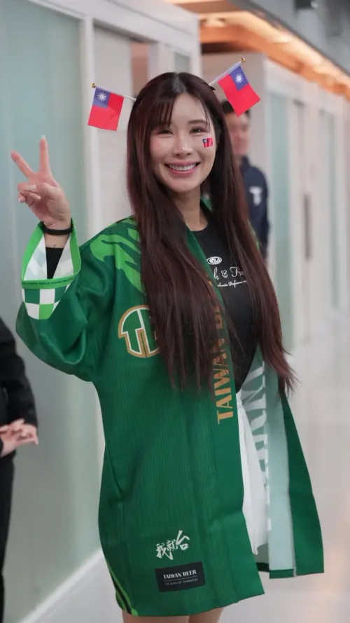 ▲為中華隊加油！沐妍（如圖）特別飛到到東京參與經典賽，在臉上畫了國旗、頭上也有兩支可愛的國旗。（圖／張一笙提供）