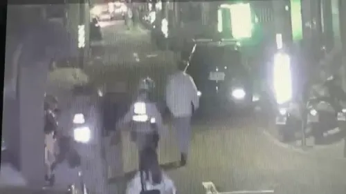 ▲朱男持折疊刀刺向陳男腹部，陳男當場臟器外露忍住劇痛衝出家門求救。（圖／警方提供）