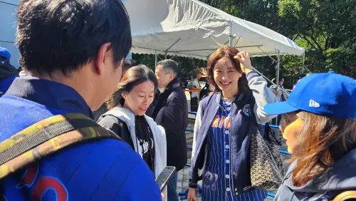 ▲台北101董事長賈永婕（右2）飛到東京經典賽現場，為中華隊加油。出發前她有個小插曲，忘了帶護照，所幸後來順利抵達。（圖／張一笙提供）