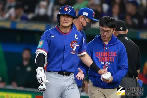 快訊／陳傑憲觸身球退場！遭150公里火球擊中手部　面露痛苦表情