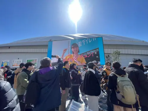 ▲2026世界棒球經典賽今（5）日開打，峮峮昨日就搶先登東京巨蛋螢幕，甜跳〈炸裂陳子豪〉的應援舞蹈，粉絲驚呼：「台灣之光」。（圖／記者張一笙提供）