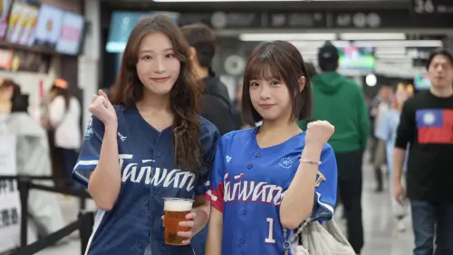 ▲味全龍小龍女群群（右）和友人一起到東京看經典賽，為中華隊加油。（圖／張一笙提供）