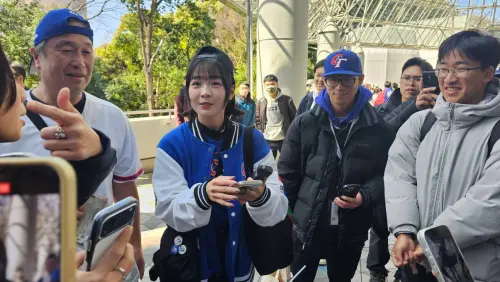 ▲2026年世界棒球經典賽今（5）日於東京巨蛋開打，籃籃（左2）在開打前先飛美國見波賽樂，返台後再秒衝東京，為中華隊應援。（圖／張一笙提供）