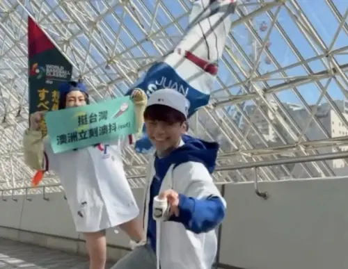 ▲蔡阿嘎（中）專程到東京巨蛋觀賞WBC中華隊與澳洲隊之戰，要幫中華隊加油，沒想到自己「反指標」的效用還是產生，中華隊被澳洲隊領先3分。（圖／摘自 IG@yga0721）