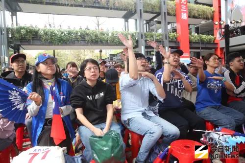 ▲信義香堤廣場「WBC戶外直播派對」連續4天轉播，今日一早就吸引許多球迷到場，目前人潮更是不斷湧入。（圖／記者邱曾其攝）