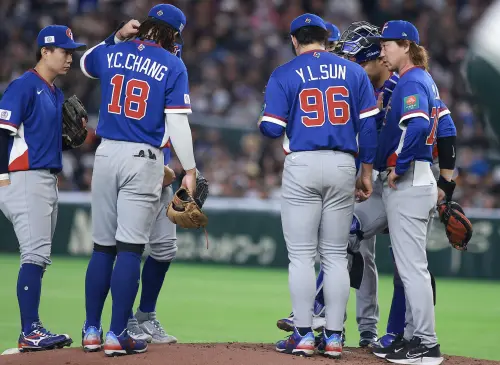 ▲2026年世界棒球經典賽，中華隊首戰和澳洲碰頭，最終中華隊0比3不敵澳洲，賽後總教練曾豪駒在記者會上神情凝重，主動扛下敗戰責任。（圖／記者葉政勳攝）