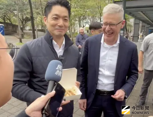 ▲台北市長蔣萬安出席WBC直播派對，致贈澳洲駐台代表臭豆腐。（圖／記者呂炯昌攝，2026.03.05）