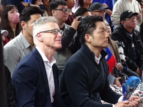 ▲WBC台澳大戰，台北市長蔣萬安與澳洲駐臺辦事處代表馮國斌（Robert Fergusson）參加北市WBC直播派對。（圖／記者呂炯昌攝）